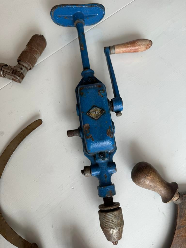 Vintage gereedschap set: boor, sikkel, hakmes, Antiek en Kunst, Antiek | Gereedschap en Instrumenten, Ophalen of Verzenden