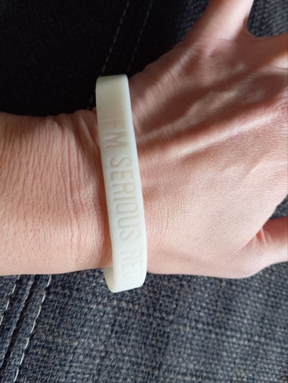 3FM Serious Request Armbandje "HANDS OFF OUR GIRLS", Ophalen of Verzenden, Zo goed als nieuw