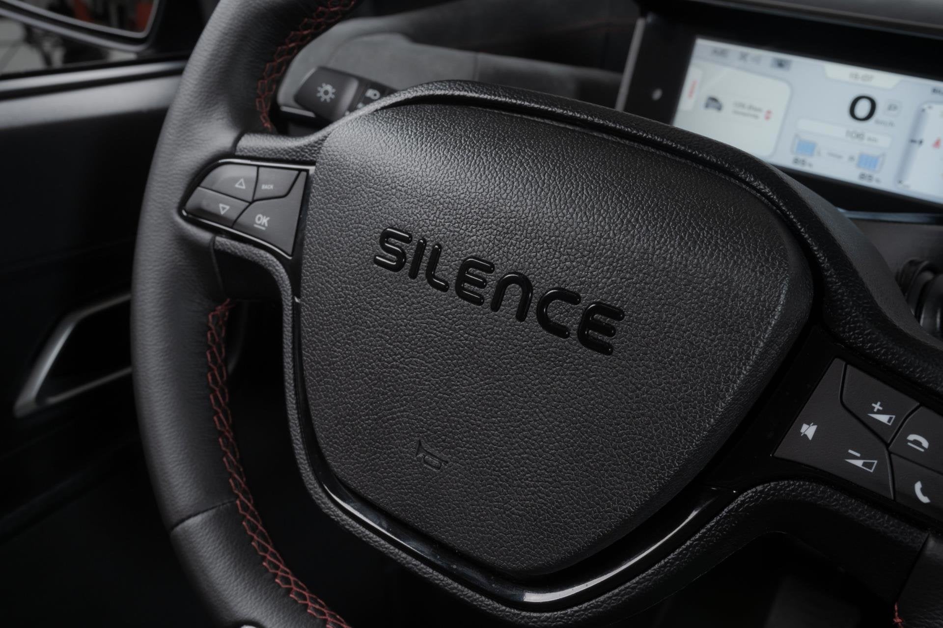 Silence S04 - 90KM/U - AIRCO - BLUETOOTH, Auto's, Overige Auto's, Automaat, Achterwielaandrijving, Gebruikt, Zwart
