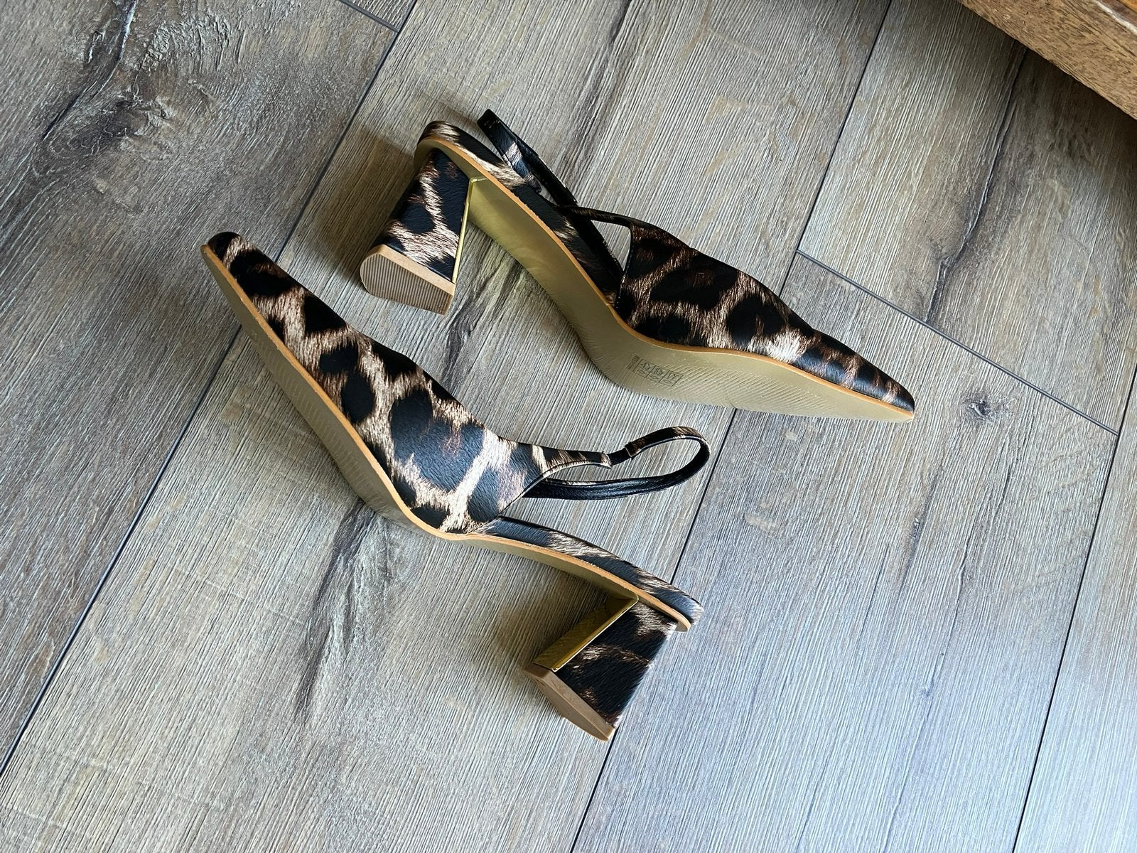 Slingbacks panterprint hak goud detail maat 39 nieuw, Kleding | Dames, Schoenen, Bruin, Nieuw, Sandalen of Muiltjes, Ophalen of Verzenden
