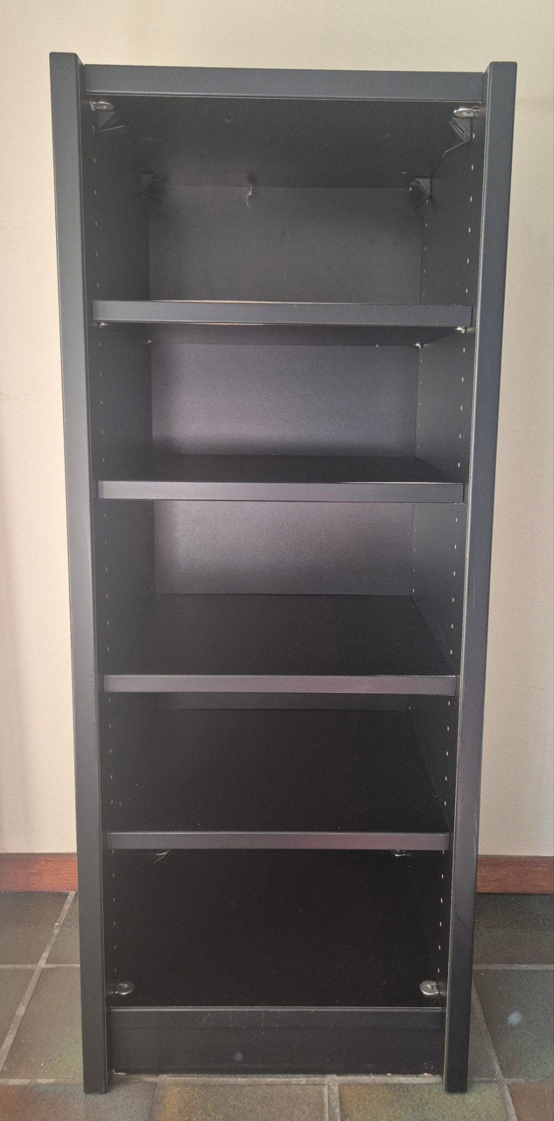 mooi afgewerkte zwarte boekenkast, dikke planken, moet weg, Ophalen, Met plank(en), Minder dan 50 cm, Gebruikt