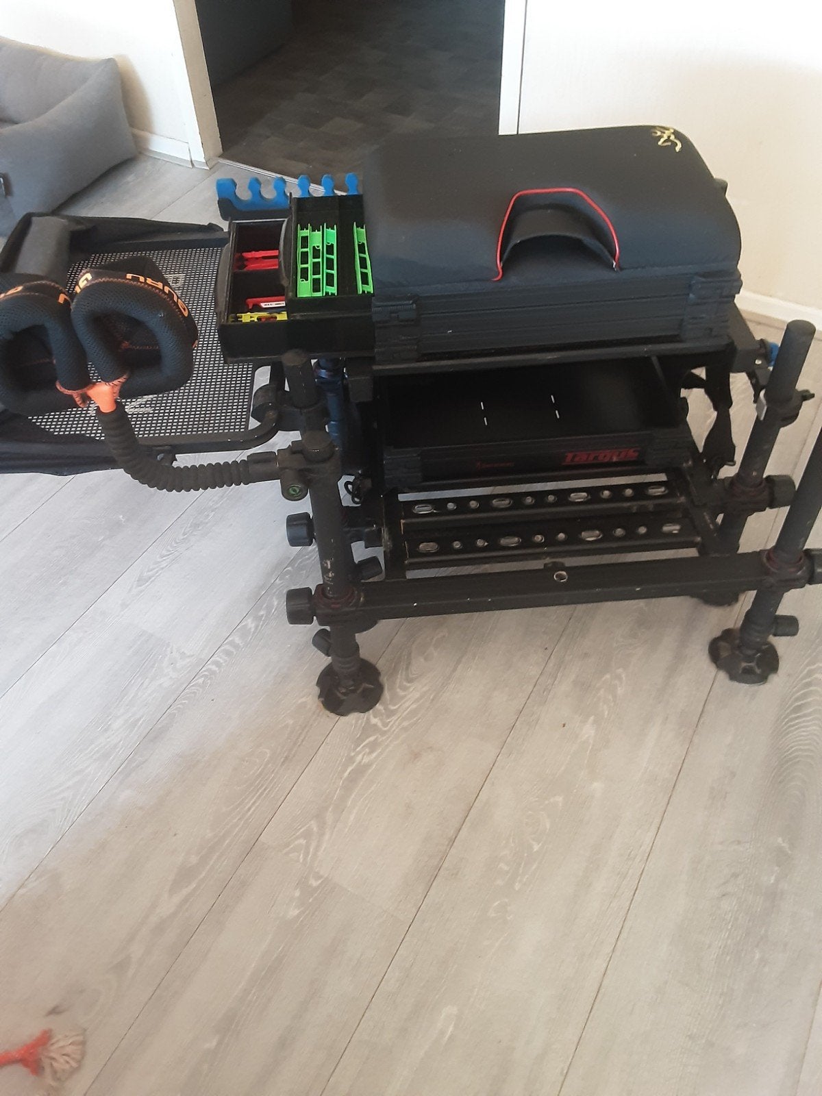 Browning Targus Zitkist met 36mm poten en accessoires., Watersport en Boten, Hengelsport | Algemeen, Ophalen, Gebruikt, Overige typen