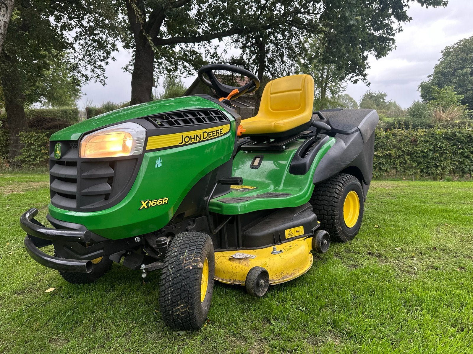 John Deere X166R – 139 uur – 2 cilinder – opvang + uitworp., Ophalen, Cirkelmaaier, Zo goed als nieuw, Opvangbak