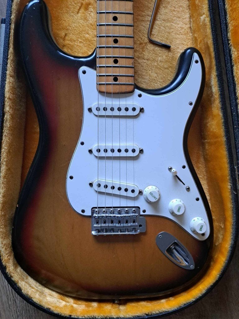 Fender Stratocaster 1975 sunburst nieuwstaat, Muziek en Instrumenten, Snaarinstrumenten | Gitaren | Elektrisch, Ophalen, Zo goed als nieuw