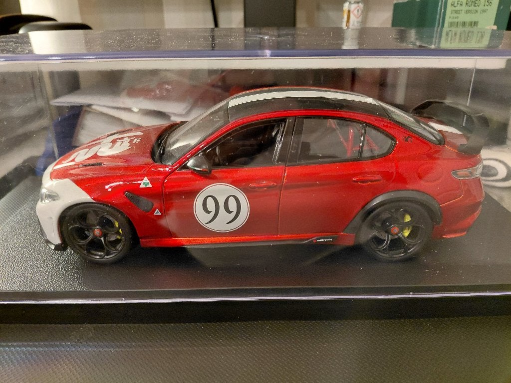 Bburago Alfa Romeo Giulia GTAm #99 Donkerrood 1:18, Ophalen of Verzenden, Zo goed als nieuw, Auto, Overige merken