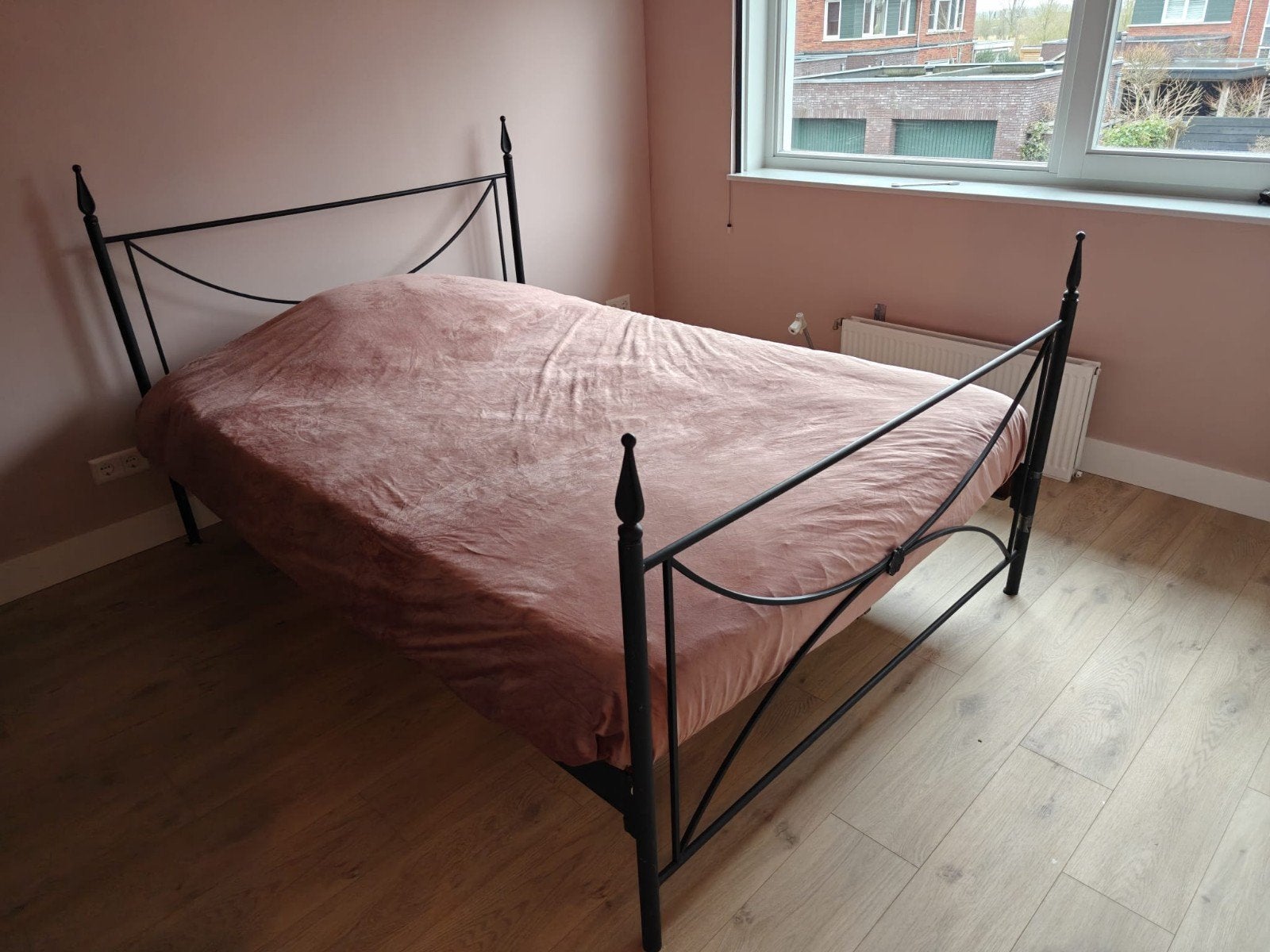 Zwart metalen tweepersoonsbed (twijfelaar) met lattenbodem, Ophalen, Gebruikt, Tweepersoons, 140 cm
