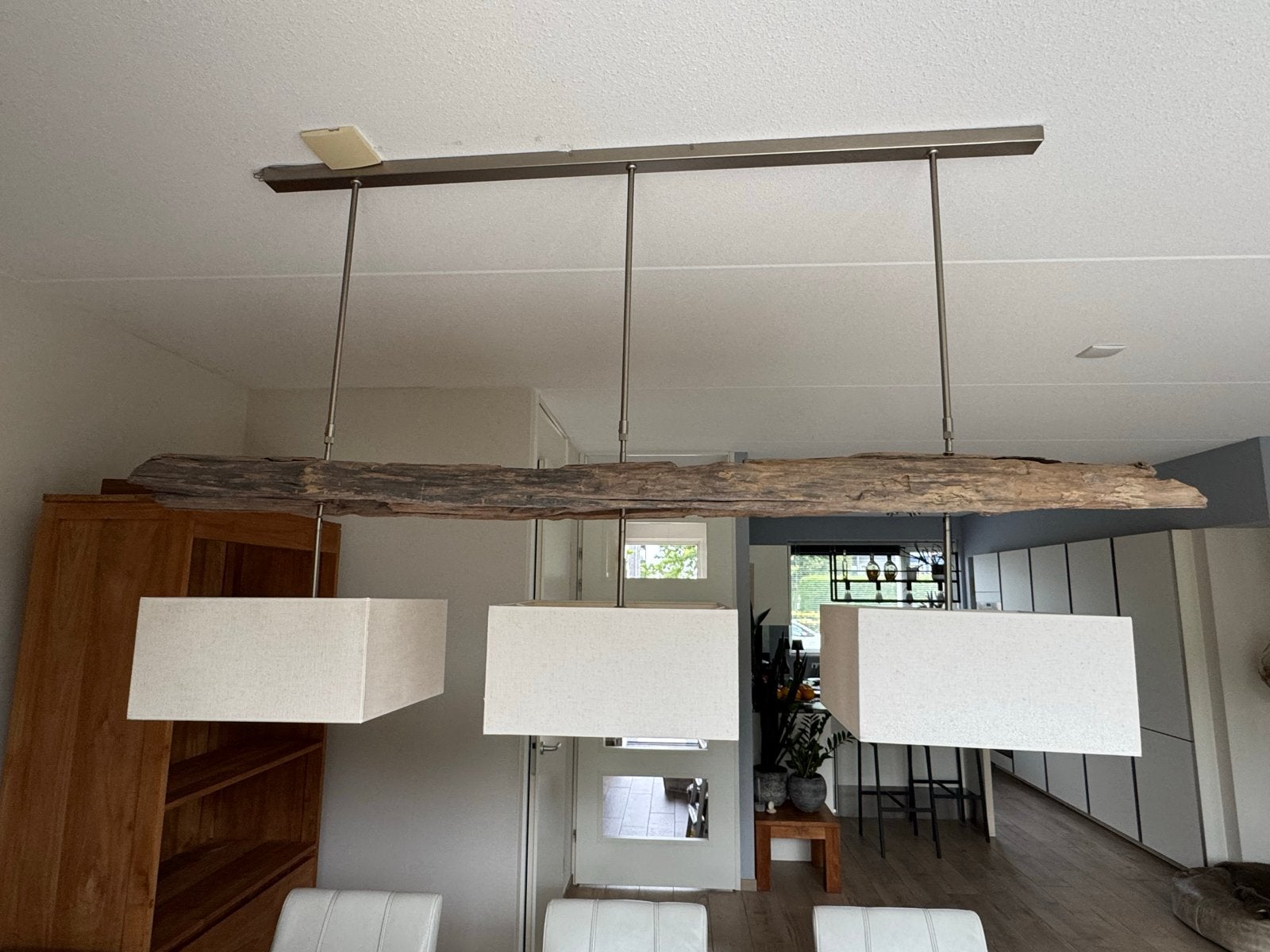 Unieke 3-pits hanglamp van wrakhout met lampenkappen, Ophalen, Gebruikt, Hout