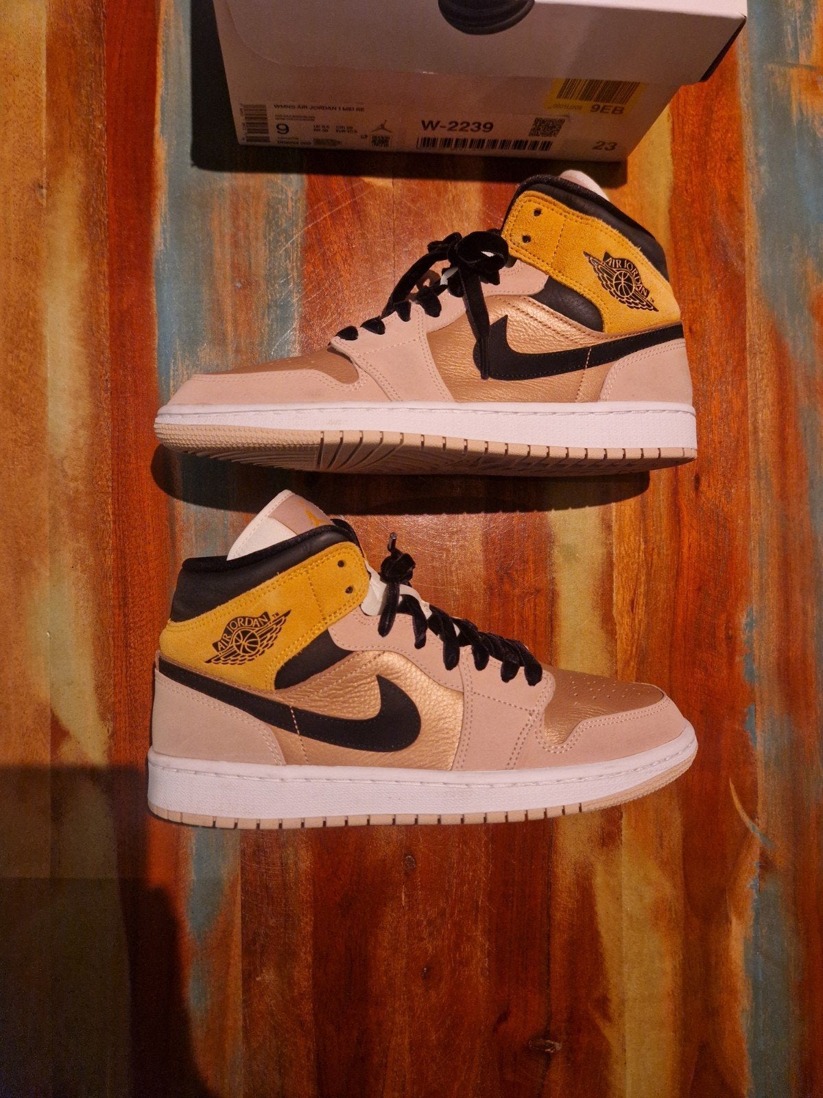 Nike Air Jordan Mid - particle beige; staat 9/10 maat 40.5, Ophalen of Verzenden, Zo goed als nieuw, Overige kleuren, Sneakers of Gympen