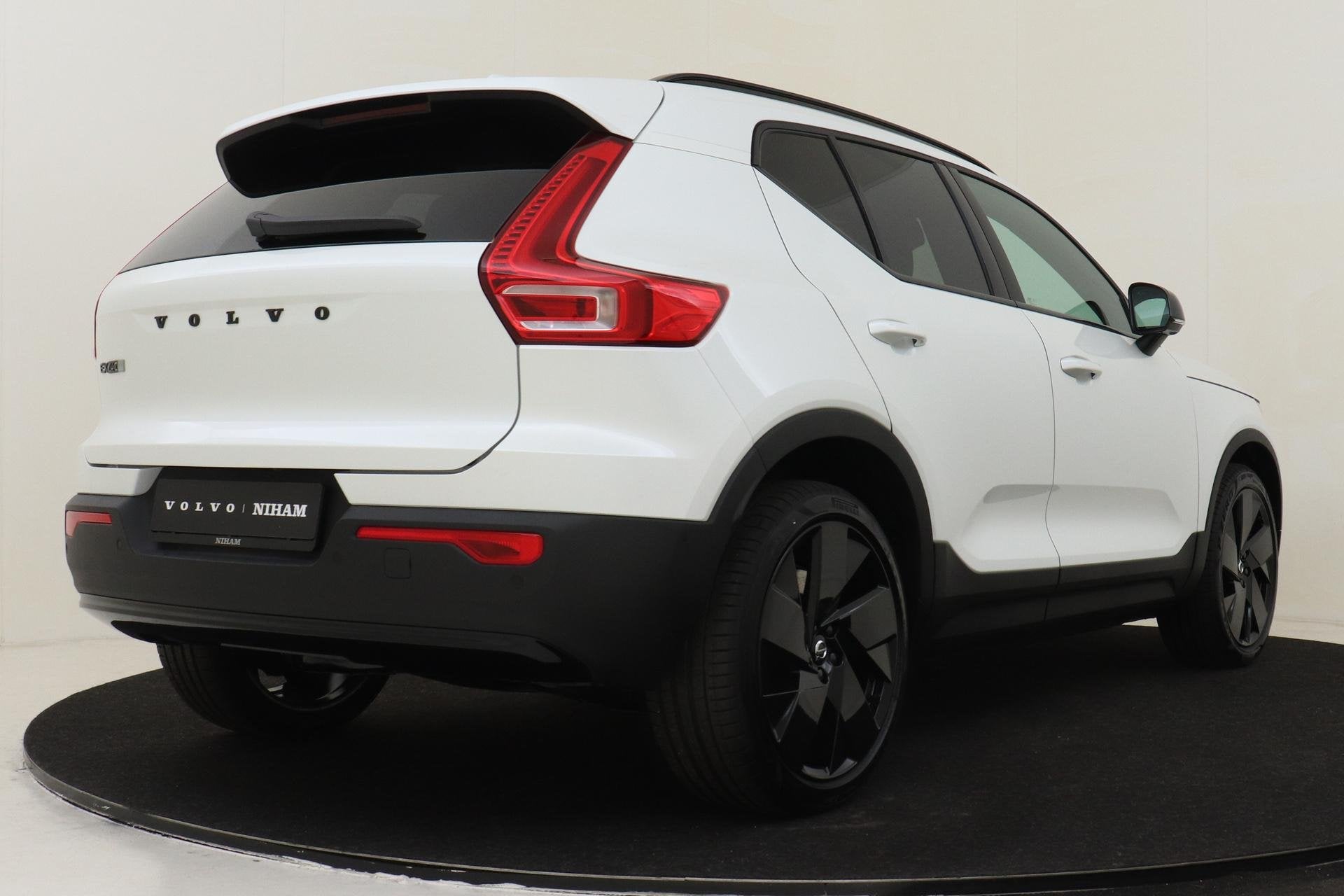 Volvo EX40 SINGLE MOTOR EXTENDED RANGE PLUS BLACK ED. 82 kWh, Auto's, Automaat, 12 maanden, 82 kWh, Wit