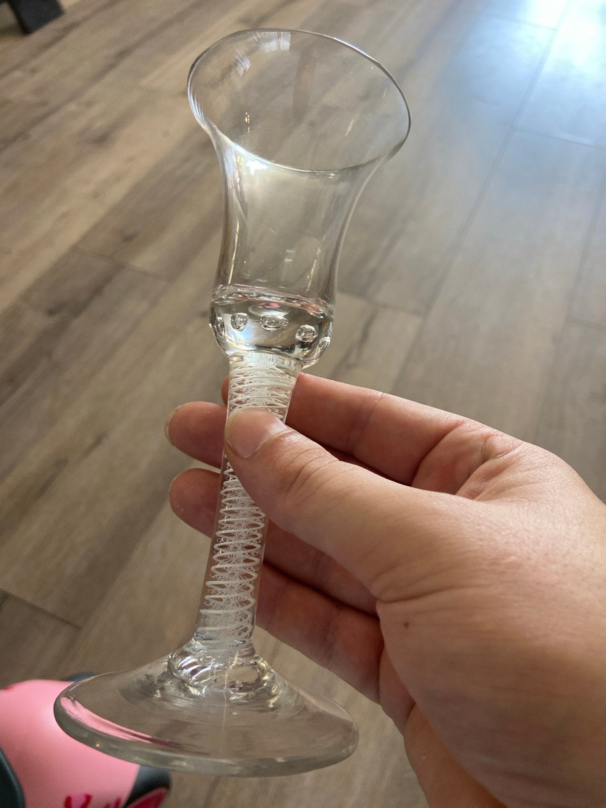 Antiek borrelglas met gedraaide steel en luchtbellen, Ophalen of Verzenden