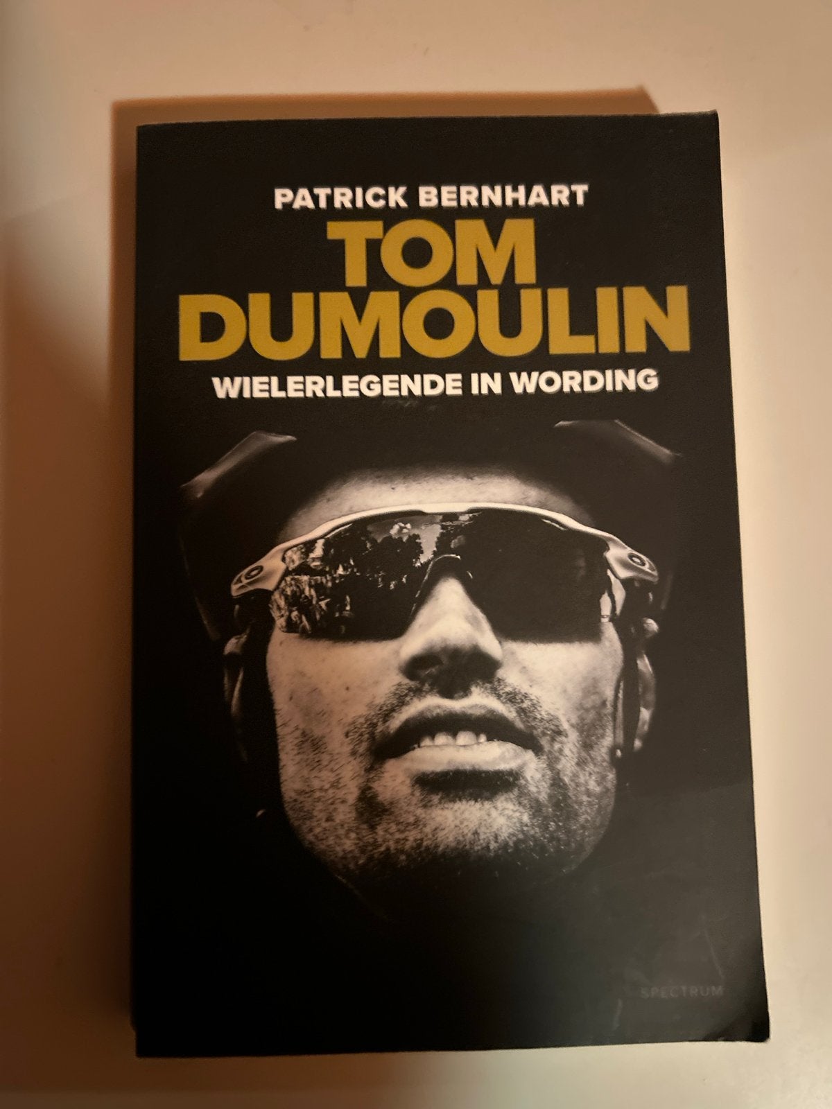 Tom Dumoulin: Wielerlegende in wording - Patrick Bernhart, Ophalen of Verzenden, Zo goed als nieuw, Lopen en Fietsen