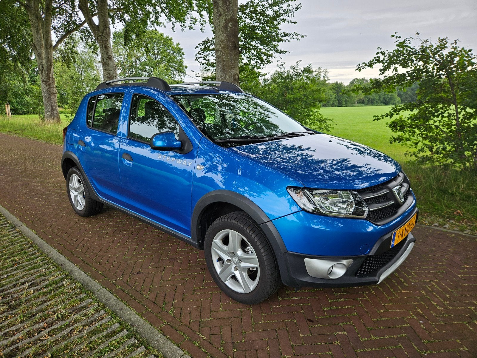 Dacia Sandero Stepway Lauréate 2013, Auto's, Dacia, Voorwielaandrijving, 898 cc, Blauw, Origineel Nederlands