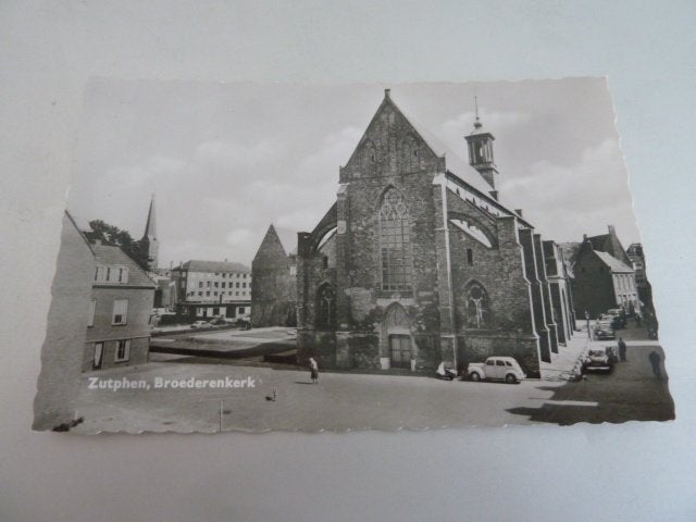 Zutphen circa 1960 Broederenkerk met auto's, Ophalen of Verzenden, 1960 tot 1980, Ongelopen, Gelderland
