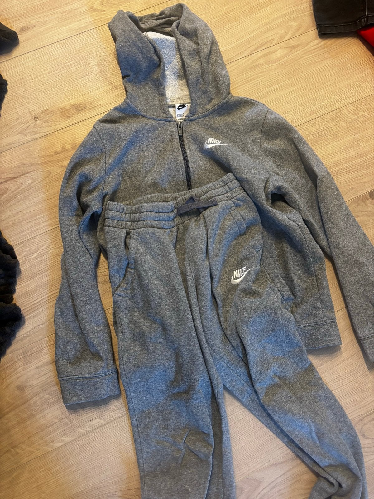 Nike trainingspak grijs - maat L (147-158 cm), Kinderen en Baby's, Ophalen of Verzenden, Zo goed als nieuw, Jongen of Meisje, Setje