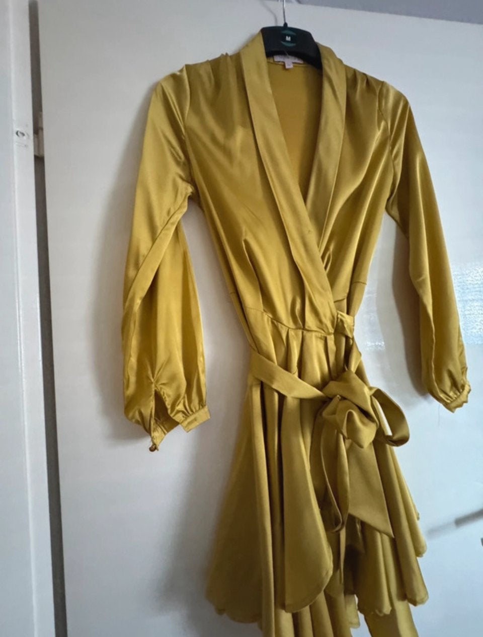 Gouden wikkeljurk met ruches, Kleding | Dames, Maat 38/40 (M), Geel, Ophalen of Verzenden, Zo goed als nieuw