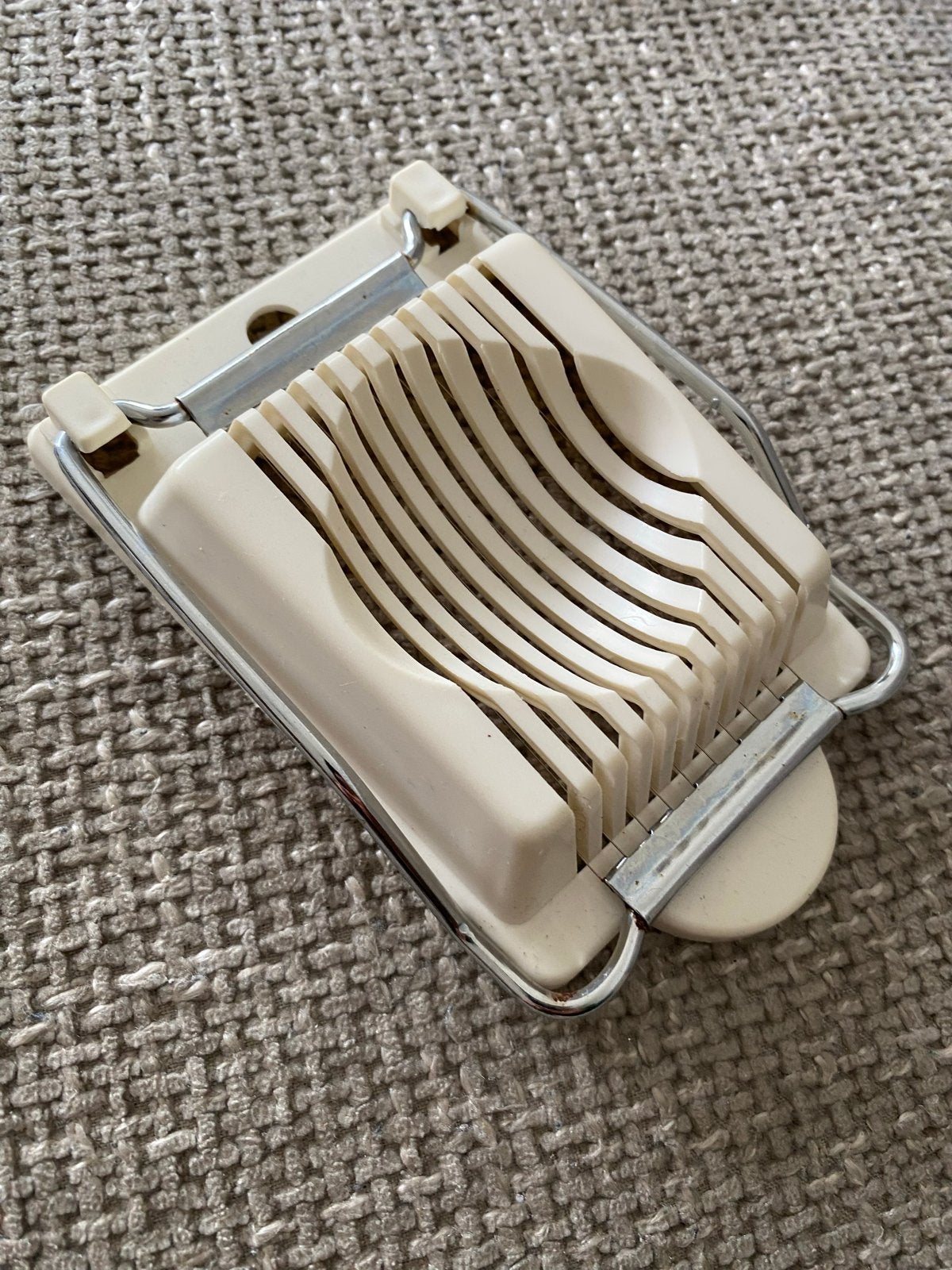 Eiersnijder - Handig keukenhulpje voor perfecte plakjes, Beige, Kunststof, Ophalen of Verzenden, Overige typen