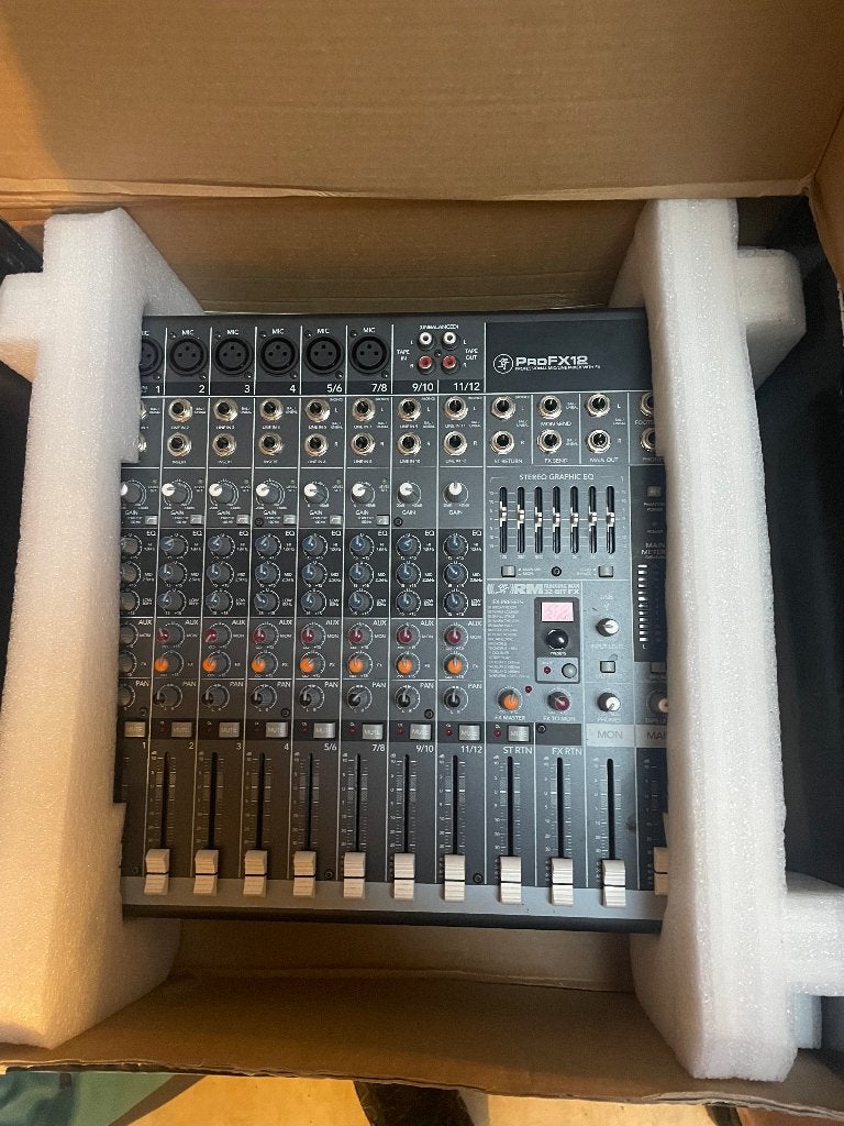 Mackie mengpaneel met 2 actieve Yamaha-speakers, Muziek en Instrumenten, Ophalen, Zo goed als nieuw, 10 tot 20 kanalen, Microfooningang