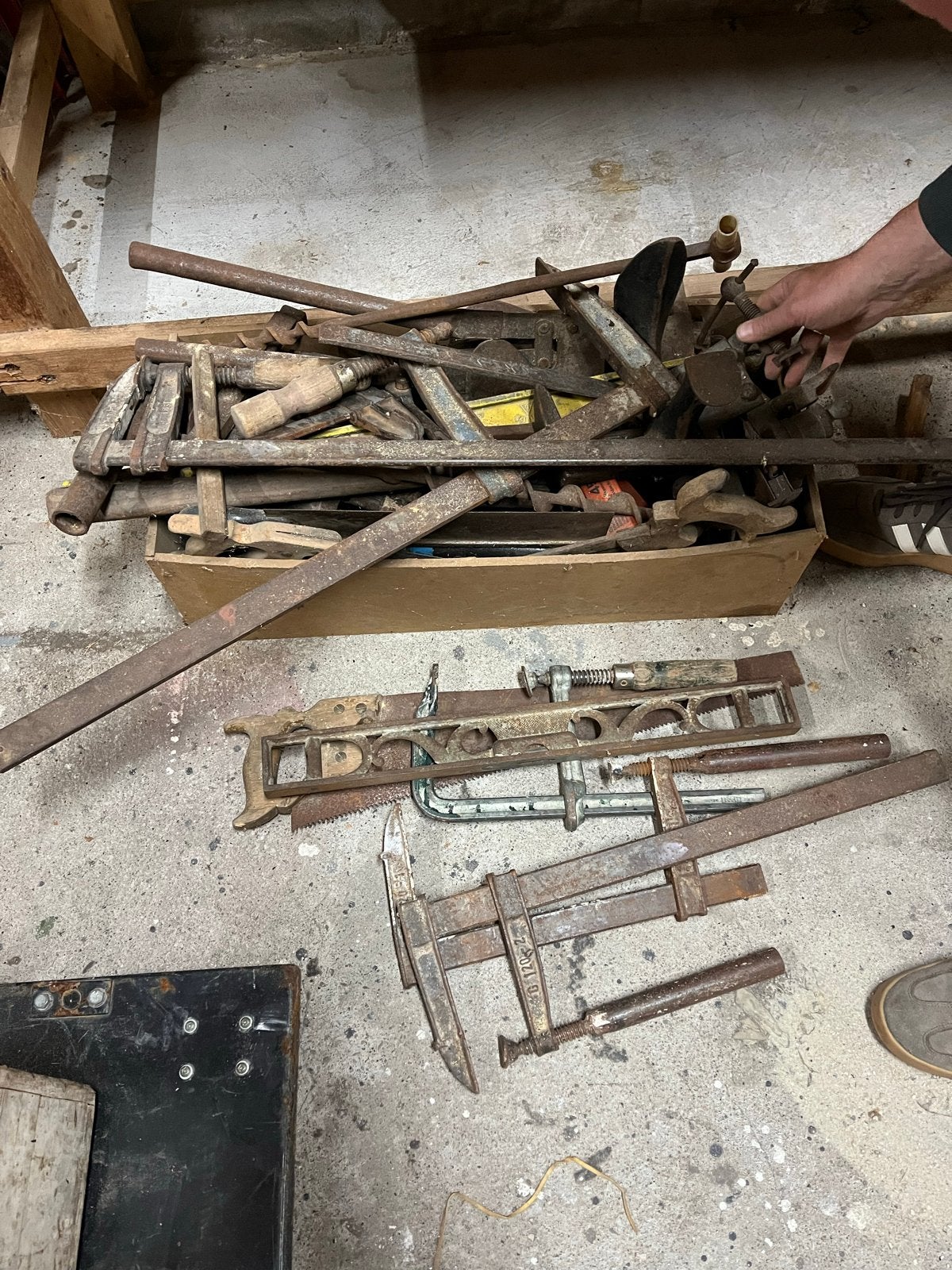 Grote partij vintage gereedschap, zagen en klemmen, Ophalen