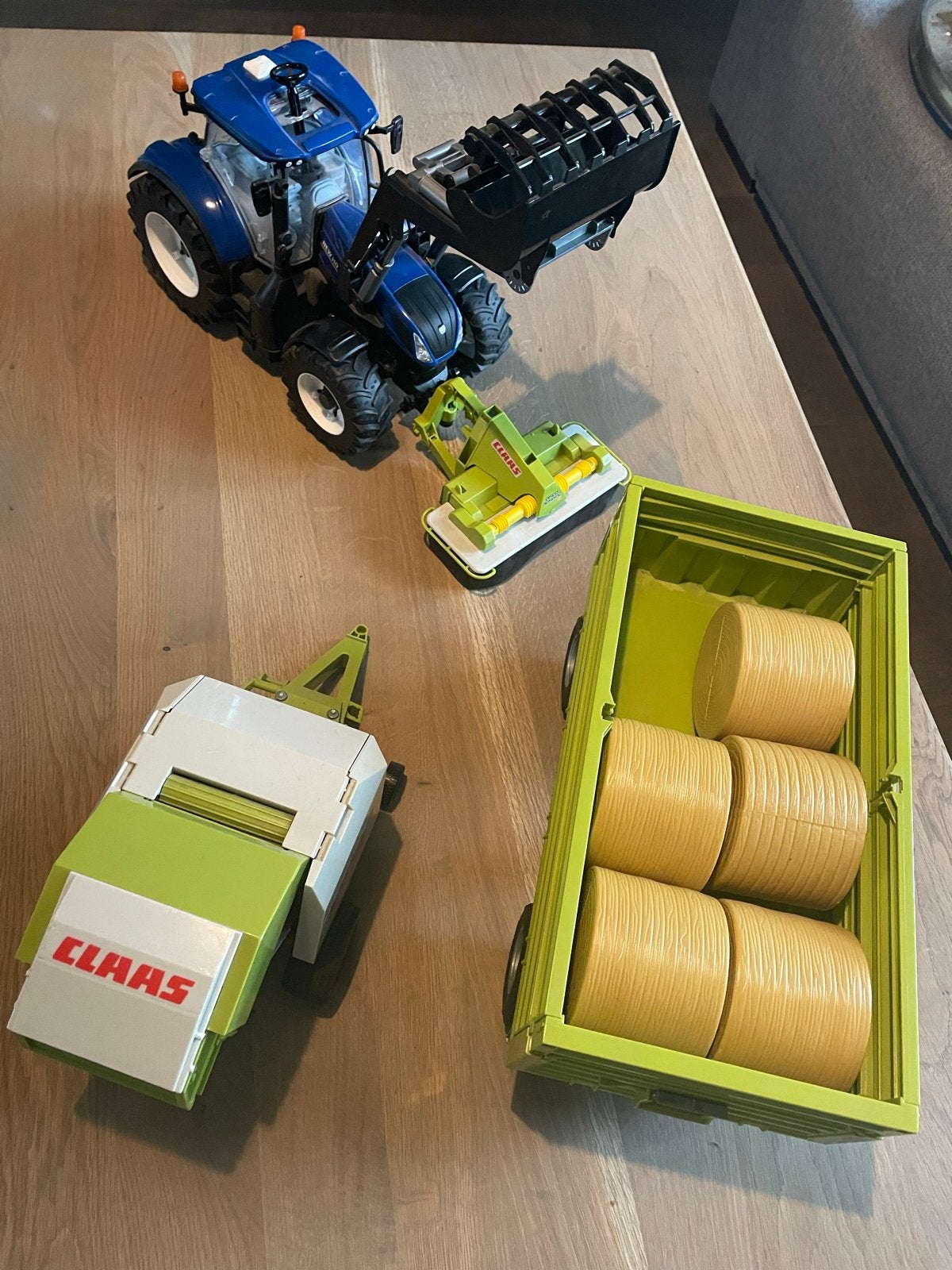 Bruder New Holland tractor met Claas landbouwmachines, Kinderen en Baby's, Speelgoed | Speelgoedvoertuigen, Ophalen, Zo goed als nieuw