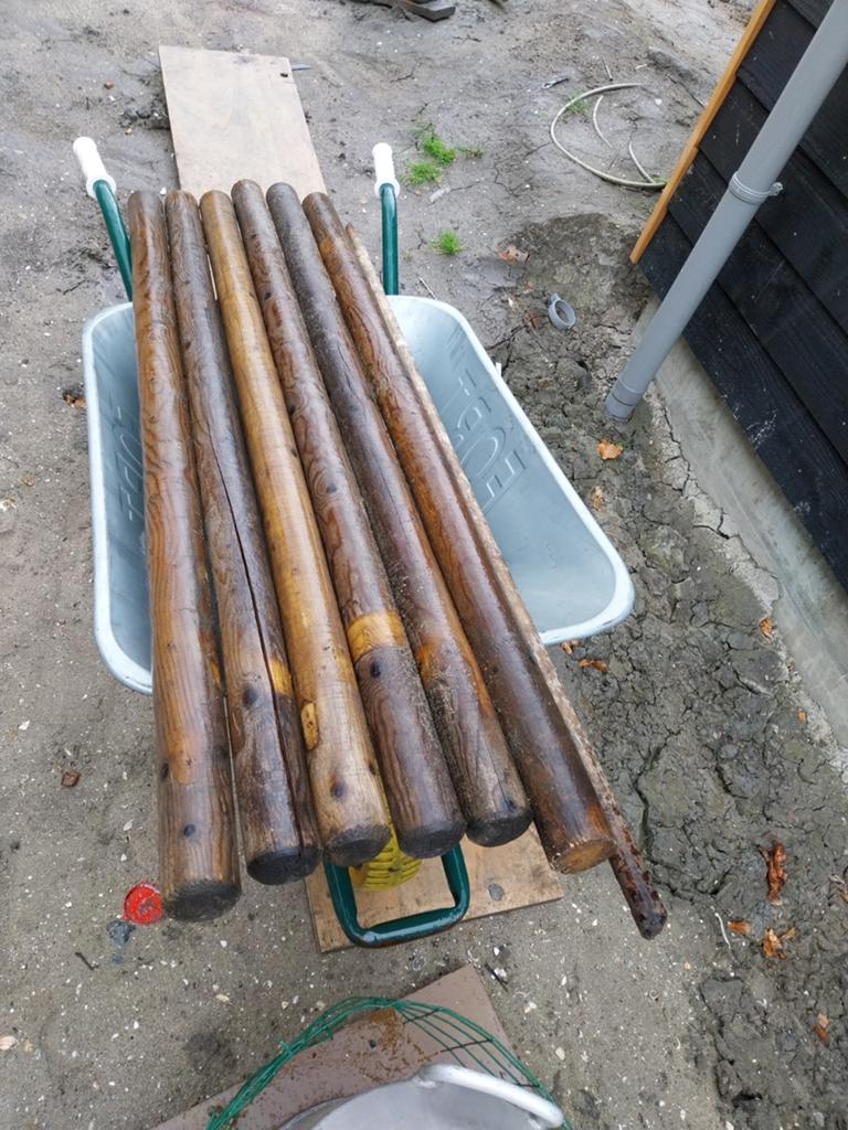 Gratis houten tuinpalen en kunststof plantenpot., Tuin en Terras, Ophalen of Verzenden, Gebruikt
