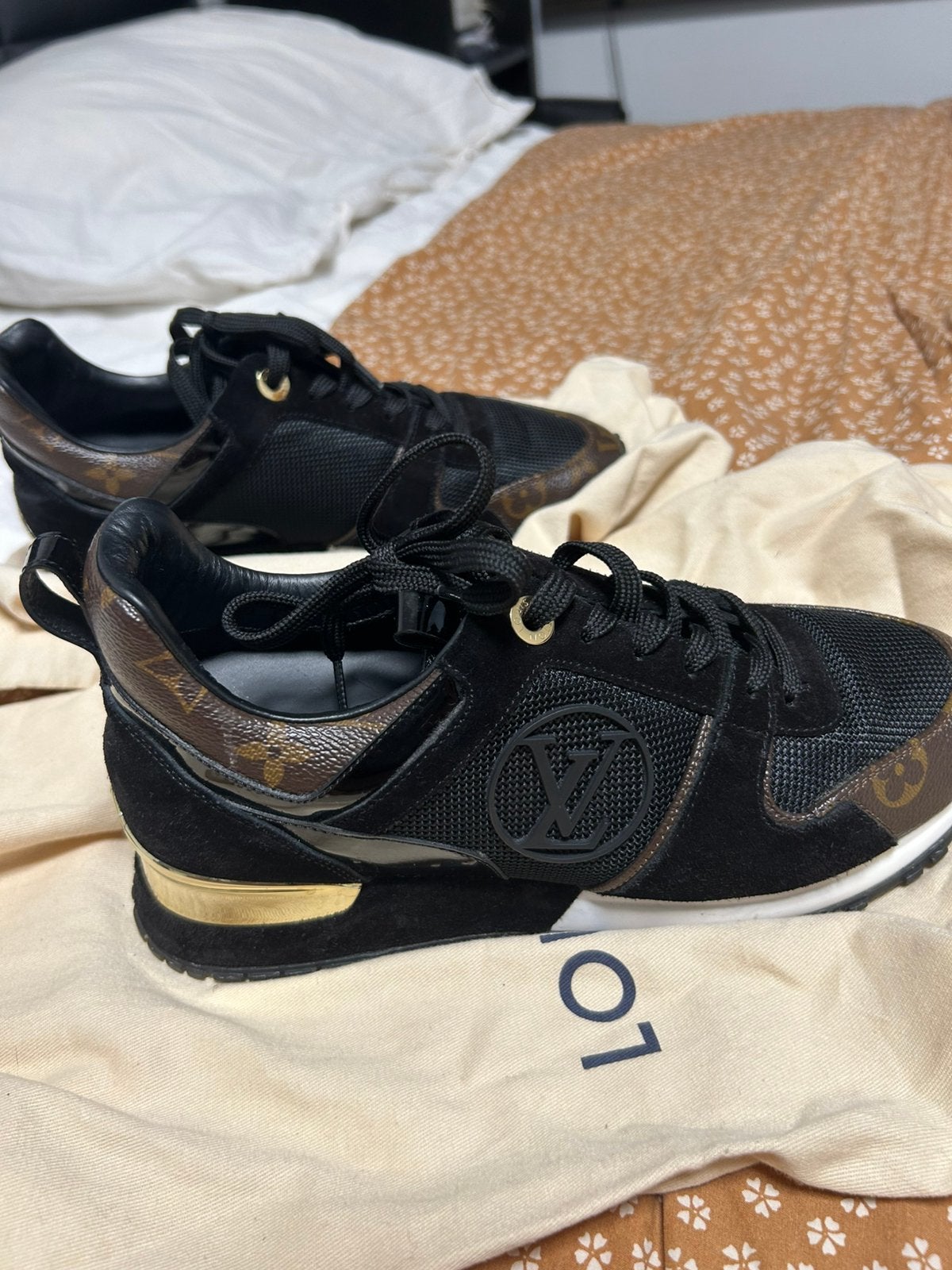 Louis Vuitton runaway monogram womans, Kleding | Dames, Schoenen, Verzenden, Wit, Sneakers of Gympen, Gedragen
