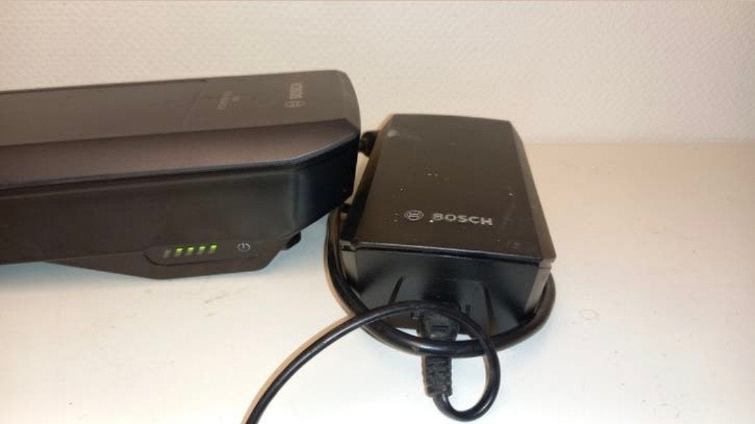 Bosch eBike Acculader 36V-4A (Standard Charger), Fietsen en Brommers, Fietsaccessoires | Fietsaccu's, Ophalen, Gebruikt