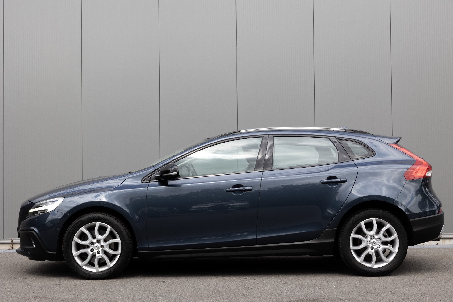 Volvo V40 Cross Country 2.0 T4 Nordic+ | LEDER | PANO | CAME, Gebruikt, Blauw, 1353 kg, Automatische klimaatregeling