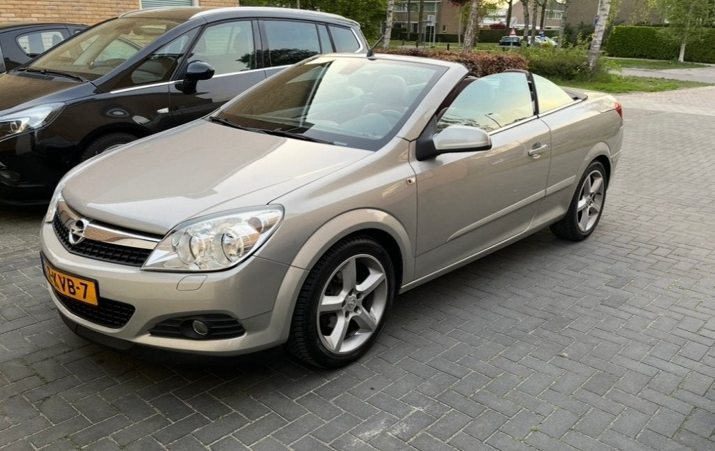 Opel Astra 1.8 16V Twintop 2010 Beige, Auto's, Opel, 4 cilinders, Cabriolet, 4 stoelen, 1796 cc