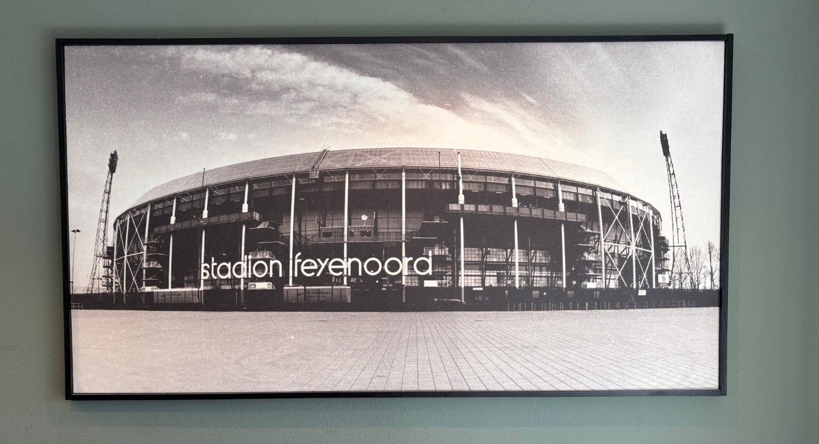 Groot ingelijst zwart-wit kunstwerk Stadion Feyenoord, Ophalen, Zo goed als nieuw, 100 tot 125 cm, Foto of Poster
