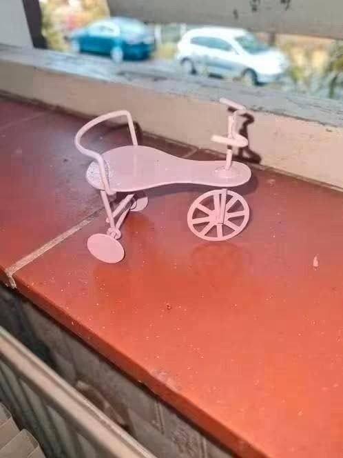 Roze miniatuur driewieler voor poppenhuis, Ophalen of Verzenden, Zo goed als nieuw, Poppenhuis