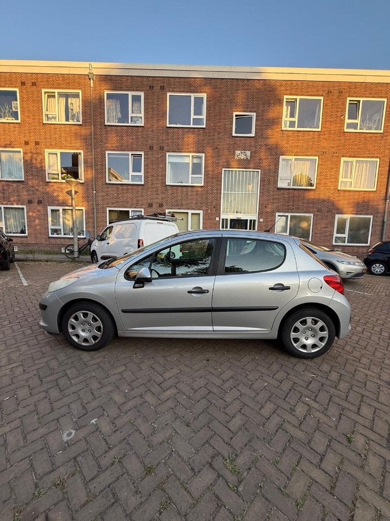 Peugeot 207 1.4 16V 5DRS 2006 Grijs, Auto's, Voorwielaandrijving, 1360 cc, Elektrische ramen, 4 cilinders