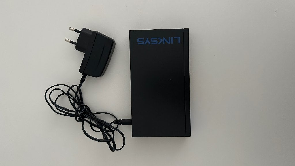 Linksys LGS108 8-Poorts Gigabit Switch + 3 Ethernet Kabels, Ophalen of Verzenden, Gebruikt