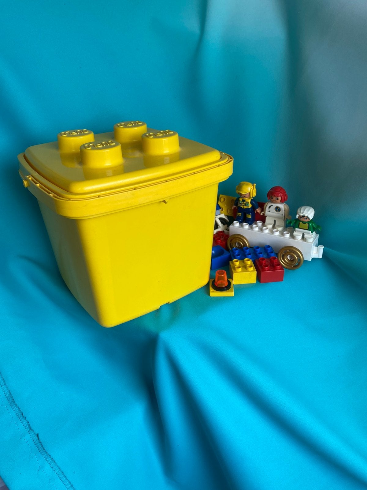 Geel tonnetje duplo met restje stenen poppetjes bak, Ophalen of Verzenden, Gebruikt, Losse stenen, Duplo