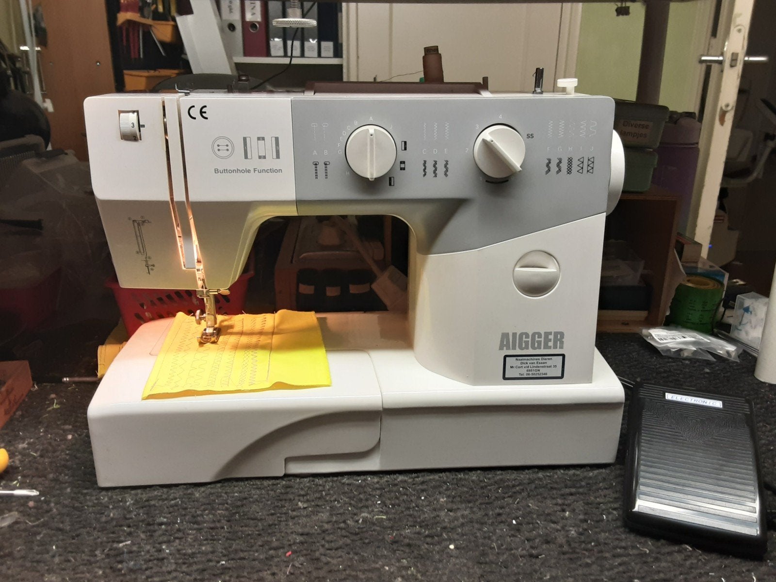 AIGGER NAAIMACHINE MODEL HSM5657A, Ophalen of Verzenden, Gebruikt, Naaimachine, Overige merken