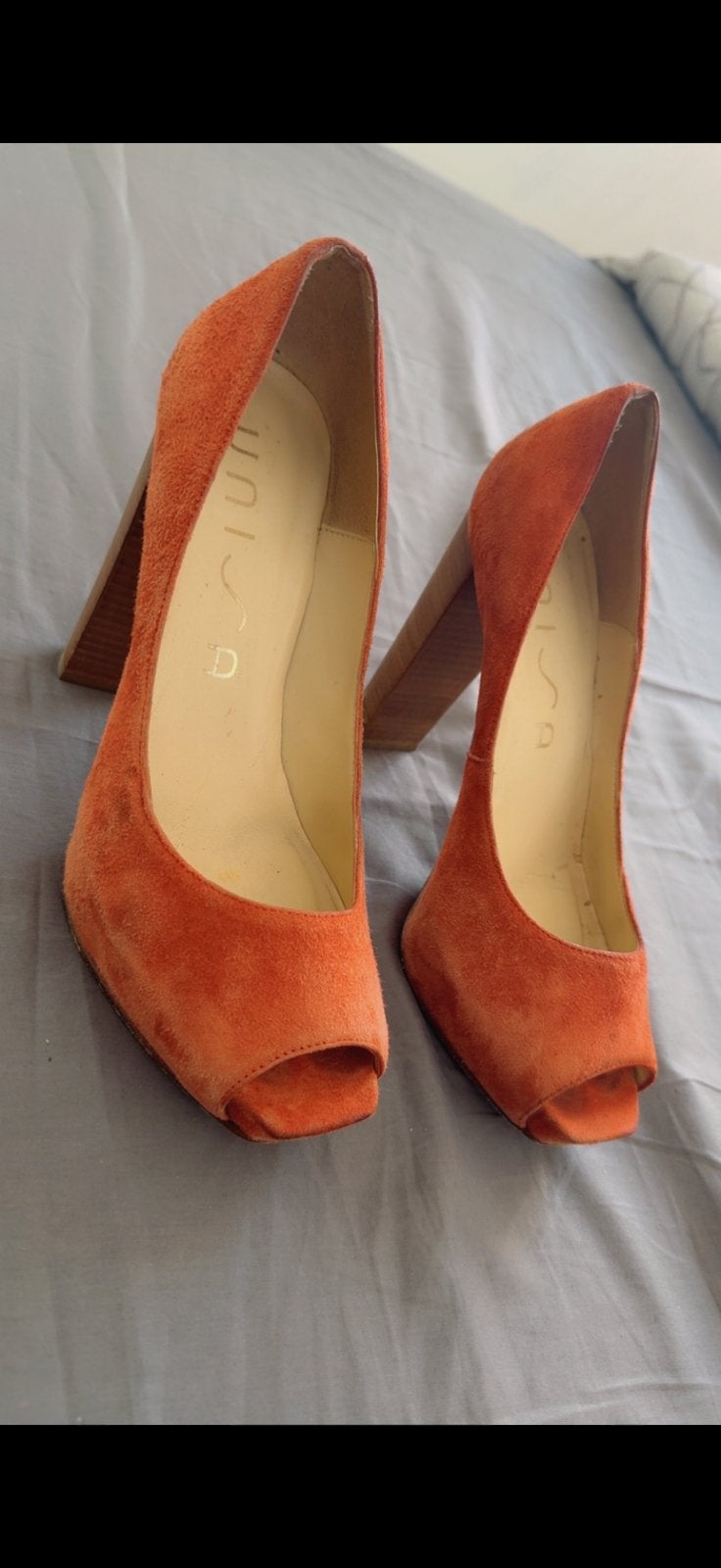 Oranje suède peep-toe hakken van Unisa, Ophalen of Verzenden, Zo goed als nieuw, Oranje, Pumps