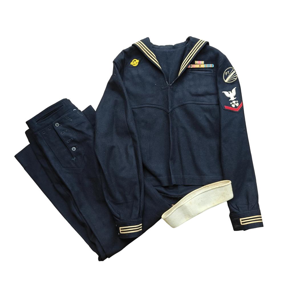 WWII US Navy PT Uniform Grouping Named, Ophalen of Verzenden, Marine, Amerika, Embleem of Badge