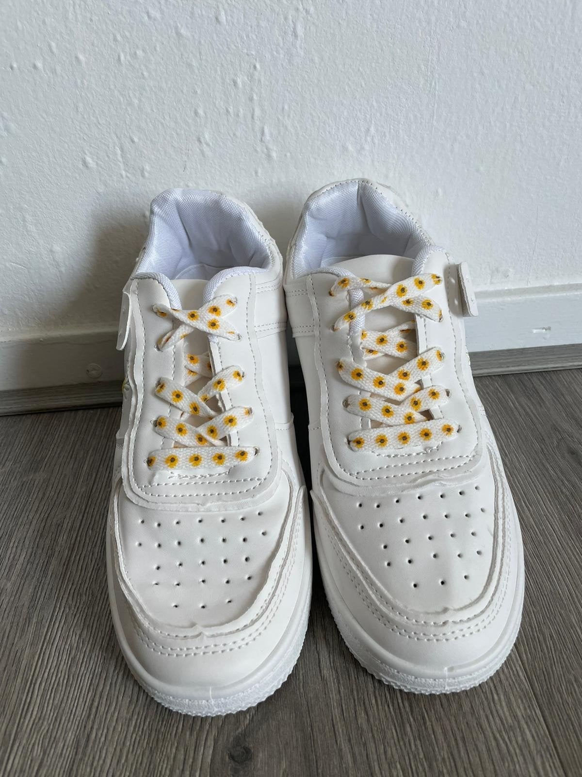 Witte sneakers met bloemetjes en gele veters - Maat 38, Ophalen of Verzenden
