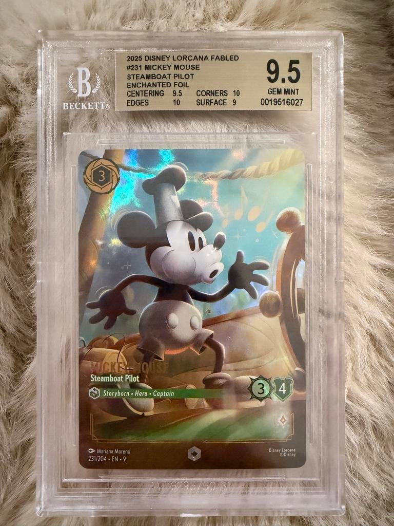 Disney Lorcana Mickey Mouse Steamboat Pilot BGS 9.5, Ophalen of Verzenden, Zo goed als nieuw