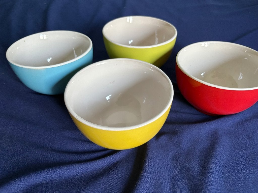 Set van 4 kleurrijke kommen - Zo goed als nieuw, Keramiek, Ophalen of Verzenden, Zo goed als nieuw, Kom(men)