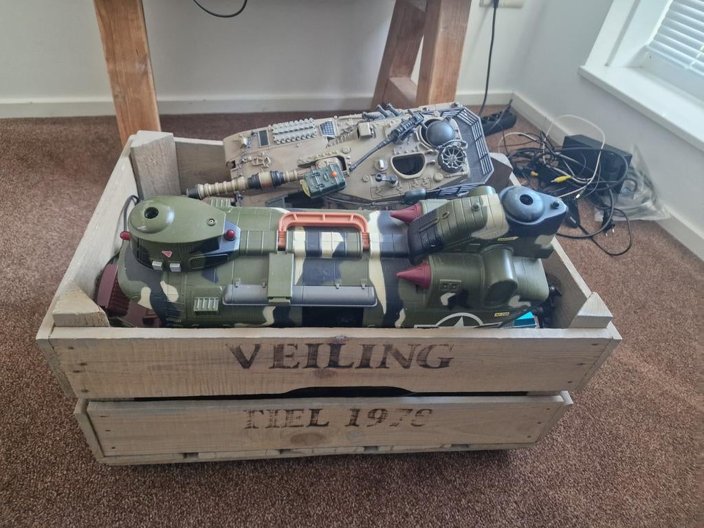 Krat vol legervoertuigen en soldaten, Ophalen of Verzenden, Gebruikt