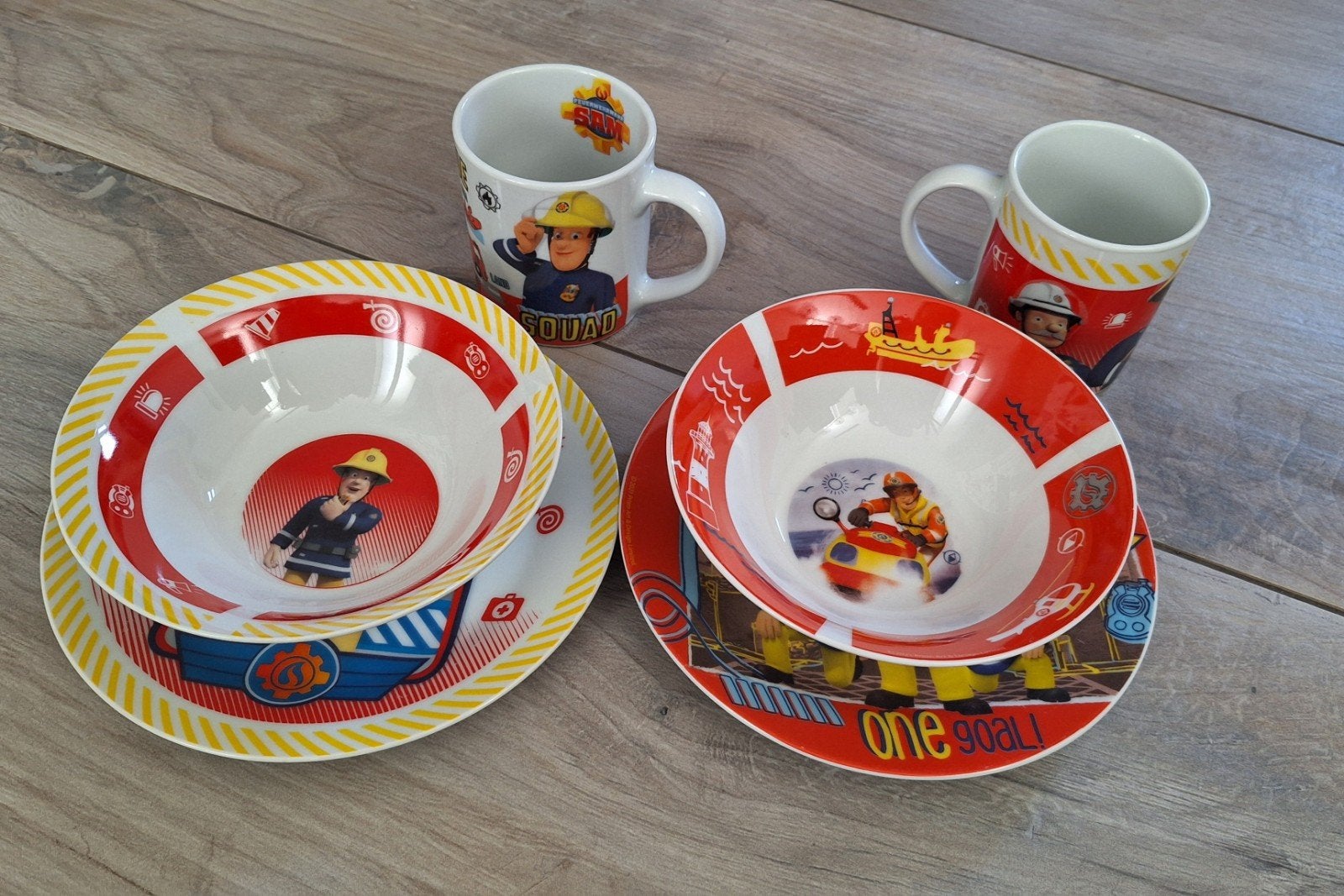 Brandweerman Sam Servies sets - 2 Borden, 2 Kommen, 2 Mokk, Ophalen, Gebruikt, Overige stijlen, Bord(en)