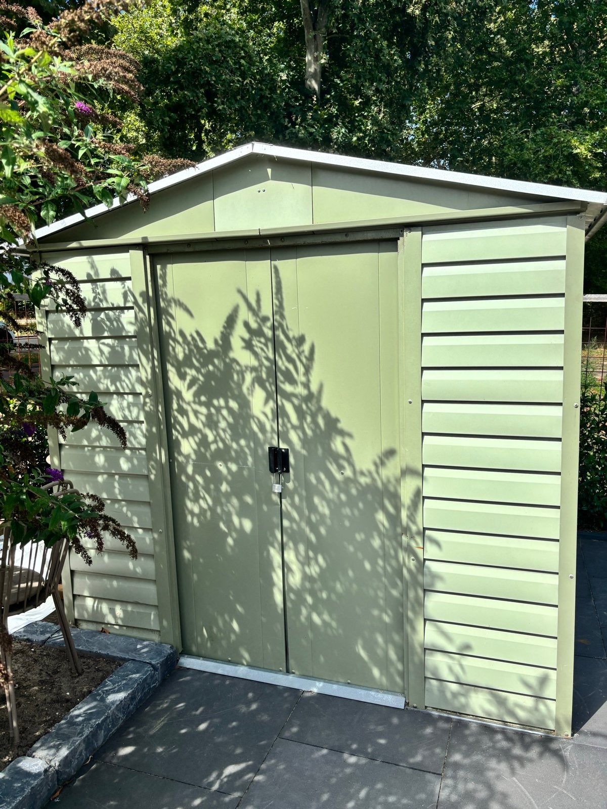 Geïsoleerde schuur met kunststof wanden en stalen frame, Tuin en Terras, Tuinhuizen, Kunststof, Gebruikt, Schuur, Minder dan 200 cm