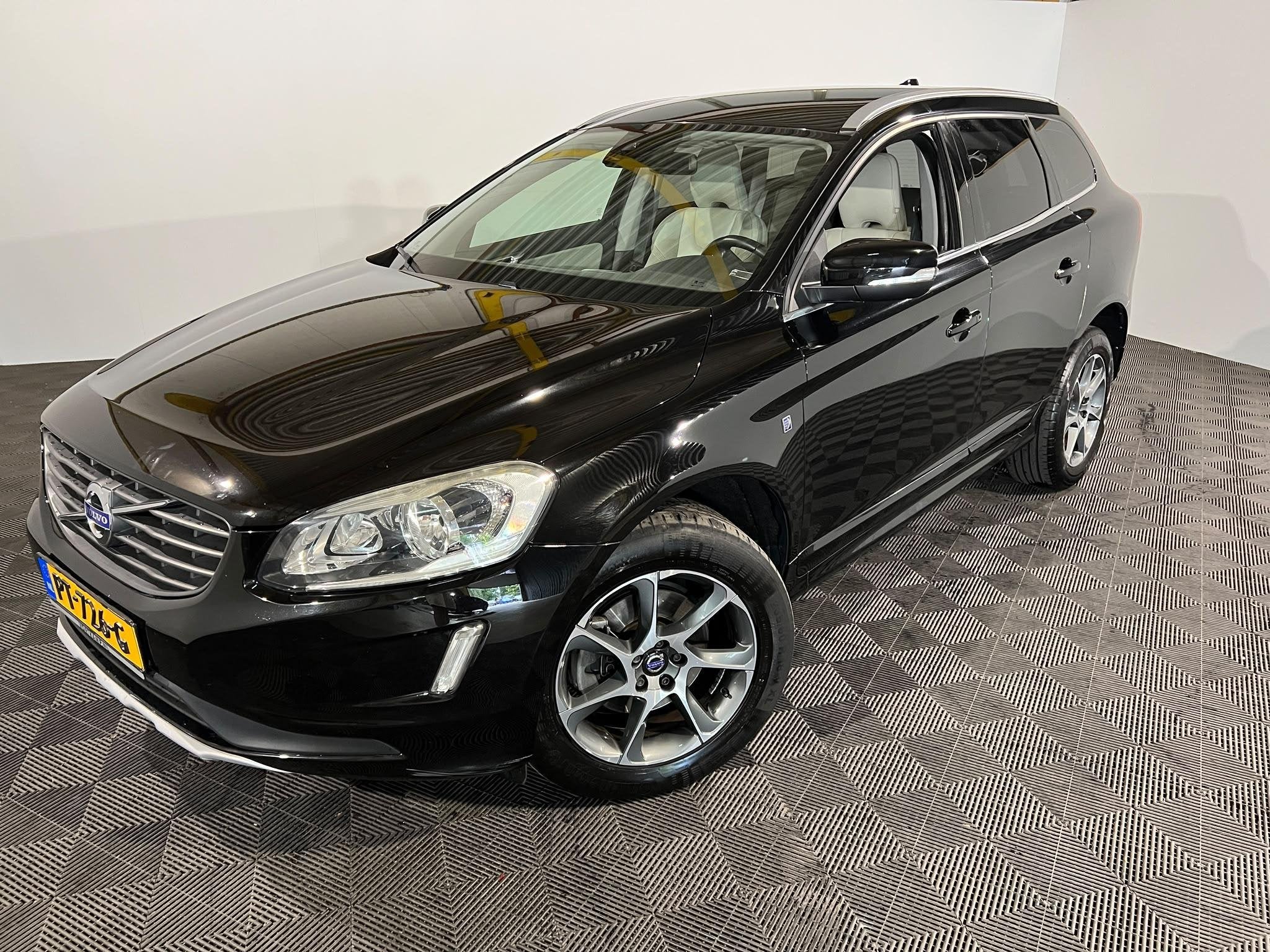 Volvo XC60 2.0 D3 FWD Ocean Race, Euro 6, 4 cilinders, Zwart, Leder
