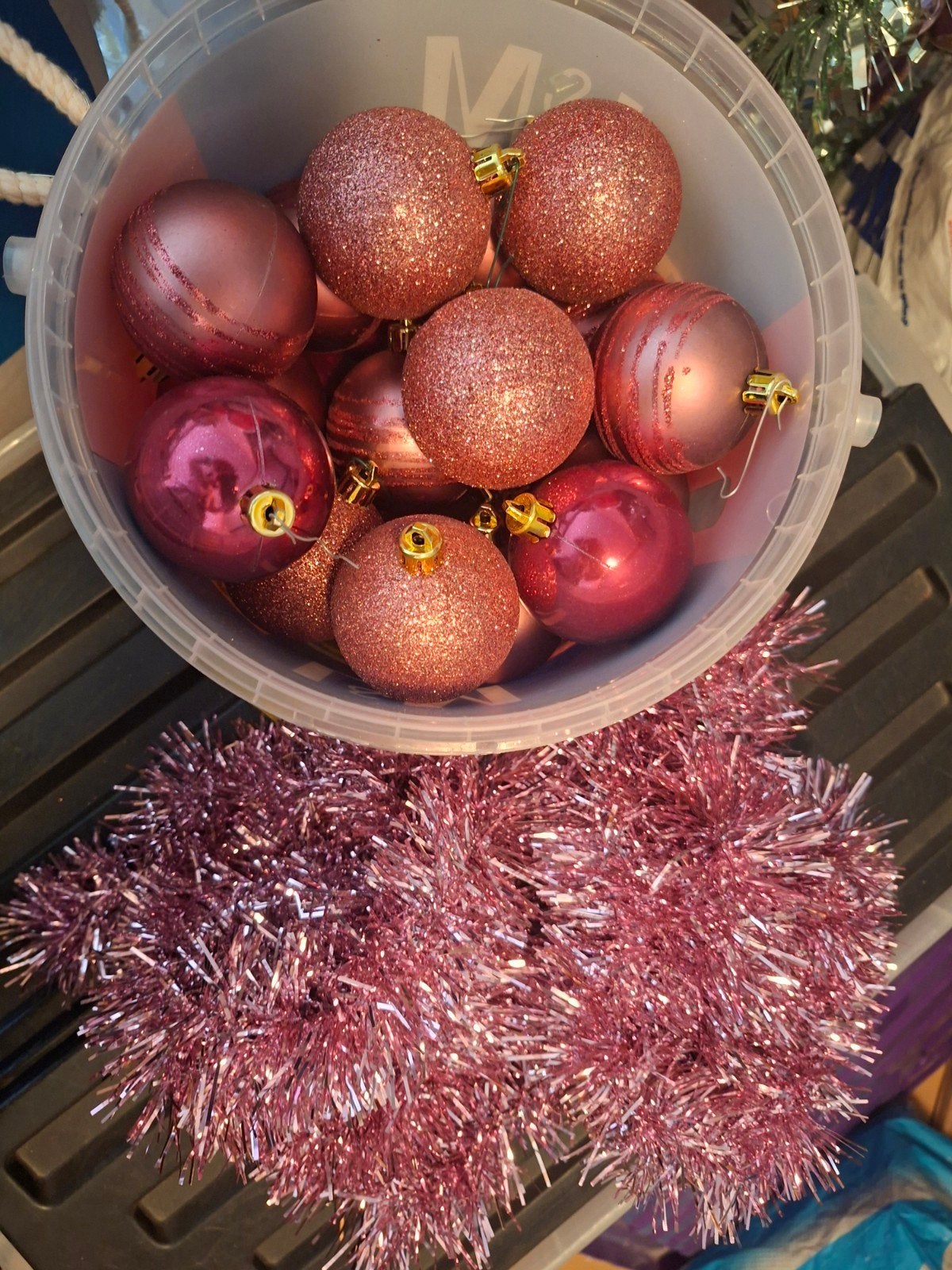 1 doos roze ballen en 2 slingers, Diversen, Ophalen of Verzenden, Nieuw