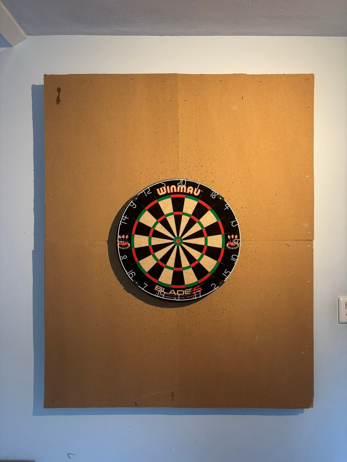 Dartbord winmau blade 5 met dartpijltjes, Ophalen, Zo goed als nieuw, Dartbord