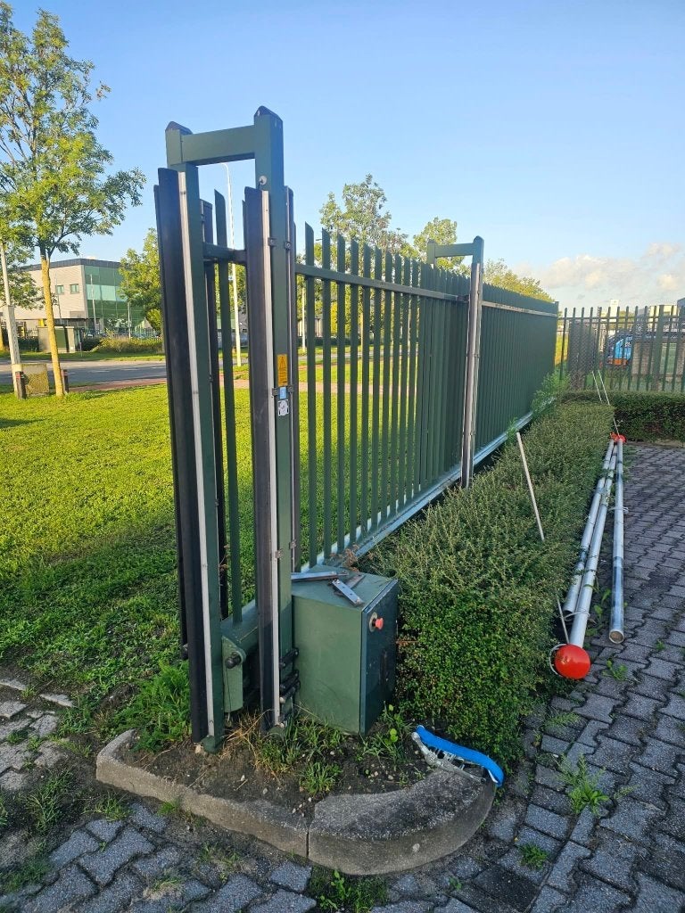Heras dubbele vrijdragende schuifpoort, Ophalen, Gebruikt, IJzer, Spijlenhekwerk