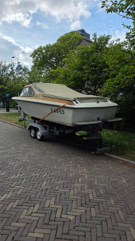 Kajuitboot met trailer - moter defect..Opknapper, Watersport en Boten, Kajuitboot, Ophalen of Verzenden, Gebruikt, Trailer