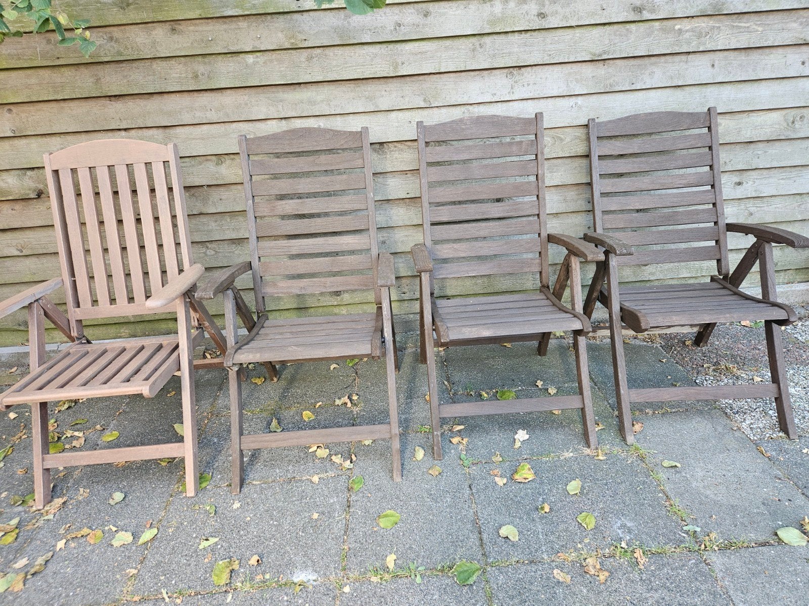 4 tuinstoelen en 1 ligstoel - Verstelbaar en Inklapbaar, Ophalen, Gebruikt, Hout, Inklapbaar