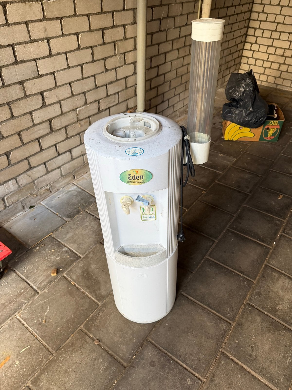 Koudwaterapparaat met bekerdispenser - Eden, Ophalen, Gebruikt