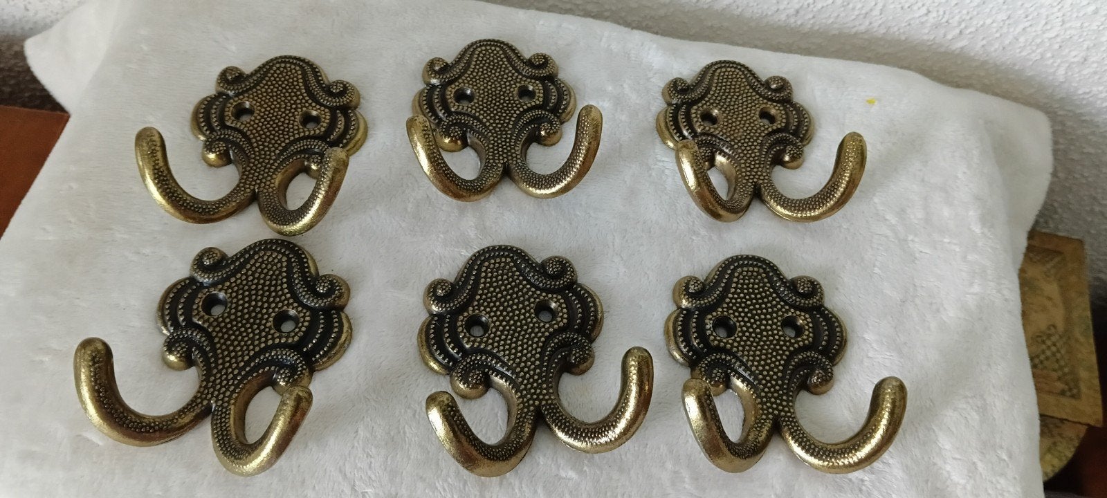 6 Bronskleurige kapstokhaken, kapstok, 6.7x6 cm, Wandhaken, Ophalen of Verzenden, Zo goed als nieuw, Minder dan 100 cm